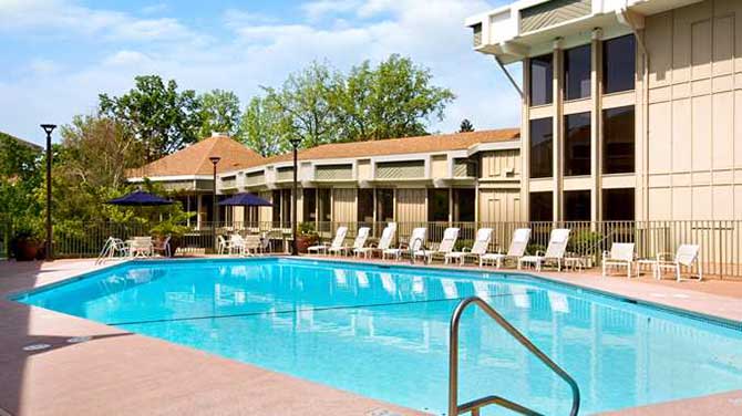 DoubleTree by Hilton Sacramento Outdoor Swimming Pool