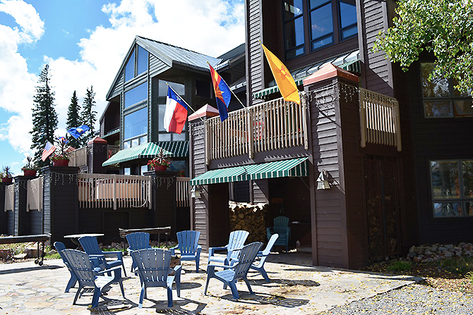 Silverpick Lodge Wedding Venue and Gay Friendly Lodge exterior picture with flags