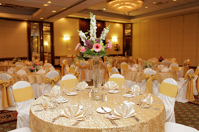 Hartford Marriott Farmington - Reception table gold and white 