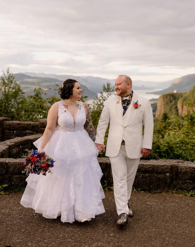 Elope in Portland 
Portland, Oregon LGBT Wedding Planners
ELOPEMENT CEREMONY OFFICIANT, PHOTOGRAPHY AND FLORAL DESIGNS




