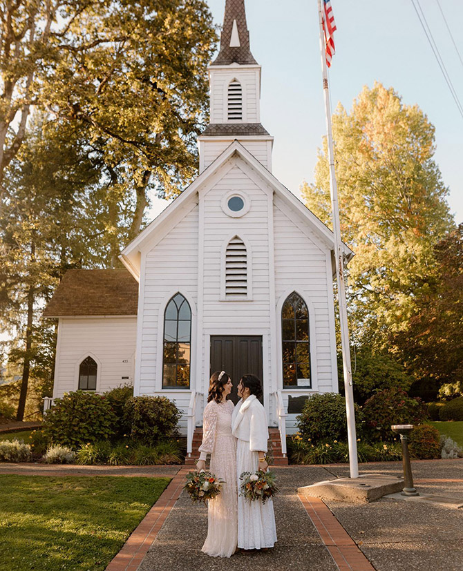 Elope in Portland 
Portland, Oregon LGBT Wedding Planners
ELOPEMENT CEREMONY OFFICIANT, PHOTOGRAPHY AND FLORAL DESIGNS




