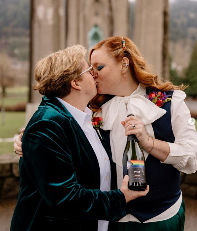 Elope in Portland 
Portland, Oregon LGBT Wedding Planners
ELOPEMENT CEREMONY OFFICIANT, PHOTOGRAPHY AND FLORAL DESIGNS




