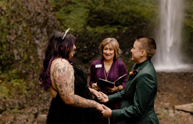 Elope in Portland 
Portland, Oregon LGBT Wedding Planners
ELOPEMENT CEREMONY OFFICIANT, PHOTOGRAPHY AND FLORAL DESIGNS




