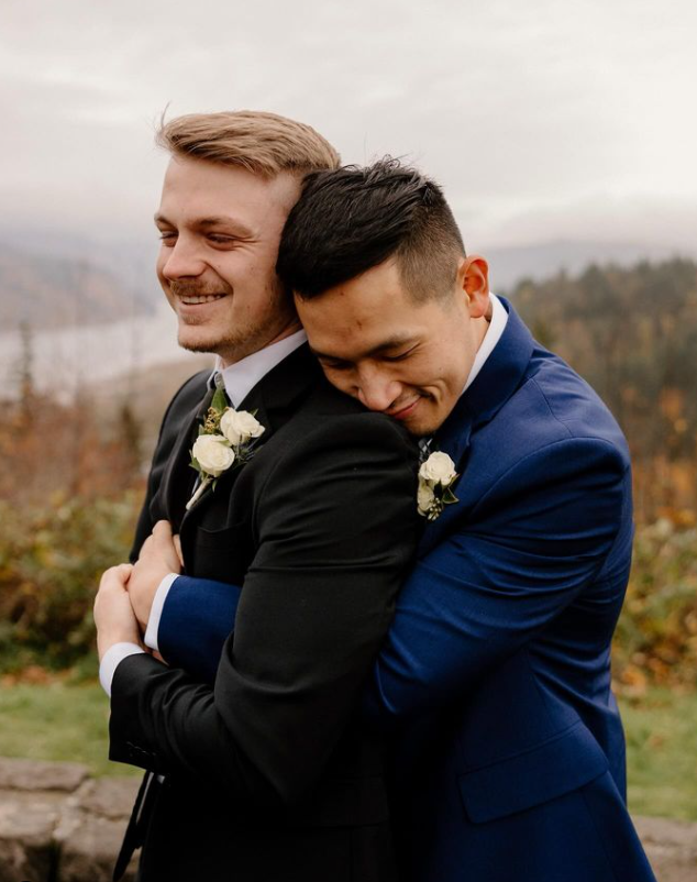 Elope in Portland 
Portland, Oregon LGBT Wedding Planners
ELOPEMENT CEREMONY OFFICIANT, PHOTOGRAPHY AND FLORAL DESIGNS




