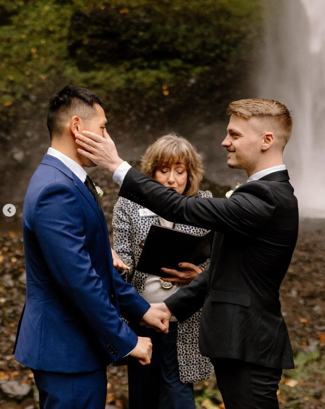 Elope in Portland 
Portland, Oregon LGBT Wedding Planners
ELOPEMENT CEREMONY OFFICIANT, PHOTOGRAPHY AND FLORAL DESIGNS




