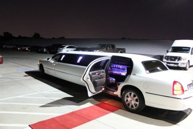 Sedan On Demand 
Nashville, TN LGBT Wedding Limousine Service
Nashville, Murfreesboro, Clarksville, Cooksville & all of Middle Tennessee since 1967 
